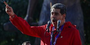 m colorida mostra Nicolás Maduro