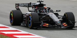McLaren arrisca defesa do título com estratégia de desenvolvimento para 2026