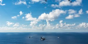 Operações militares dos EUA com o maior porta-aviões do mundo no Caribe