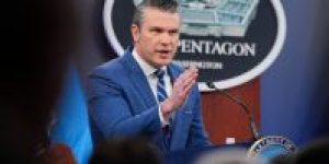 O-Secretario-de-Guerra-dos-EUA-Pete-Hegseth-fala-durante-uma-coletiva-de-imprensa-no-Pentagono-em-8-de-abril-de-2026-em-Arlington-Virginia