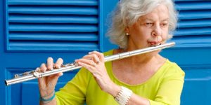 m colorida de Odette Ernest Dias tocando flauta