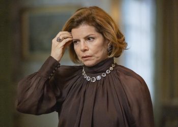 m colorida de Debora Bloch caracterizada como Odete Roiman para a novela Vale Tudo