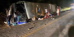 Acidente em Pernambuco resulta em 17 mortes e cena de destruição