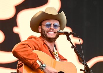 Charley Crockett critica Trump, Musk e celebra Bad Bunny