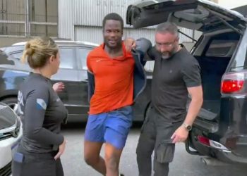 Motorista de aplicativo denuncia situação suspeita e ajuda a prisão