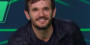 m colorida de Padre Patrick no palco do Show do Milhão