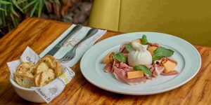 Parma com melão e burrata. Foto Marcelo Bruzzi