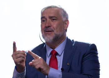 colorida do Dputado Federal Paulo Pimenta em entrevista no estúdio do Metrópoles sobre CPMI do INSS