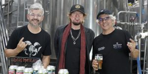 Paulo e Samuel Cavalcanti com Adrian Smith - foto Pedro Espindola