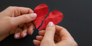 Você pode estar sendo traído(a) e nem imagina. Saiba identificar sinais de traição, mudanças de comportamento e quando buscar ajuda profissional