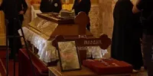 Pessoas-em-luto-prestam-suas-ultimas-homenagens-ao-caixao-de-Ratko-Mladic-criminoso-de-guerra-condenado