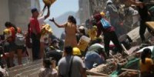 Pessoas-removem-escombros-no-local-de-um-predio-danificado-apos-terremoto-em-Pereira-na-Colombia