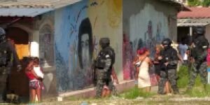 Policiais-e-militares-em-distrito-de-Nueva-Prosperina-apos-confronto-entre-gangues
