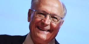 Alckmin celebra o carro voador da Embraer e compartilha meme