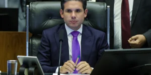 PB), durante sessão no plenário Metropoles