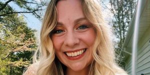 m colorida de Abigail Zwerner, professora baleada por aluno de 6 anos que receberá indenização de US$ 10 milhões