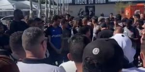Torcida do Vasco protesta na frente do CT