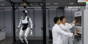 Robo-humanoide-em-um-laboratorio-de-robotica-durante-uma-visita-da-imprensa-organizada-pelo-governo-em-Guangzhou-provincia-de-Guangdong-China-16-de-abril-de-2026