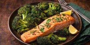 Como preparar salmão na assadeira com brócolis