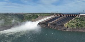Abertura do vertedouro de Itaipu após quase dois anos devido a chuvas
