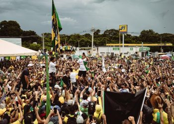 Manifestantes atingidos por raio durante ato pró-Bolsonaro em Brasília