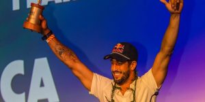 Lucas Chumbo é eleito melhor surfista de ondas gigantes do mundo