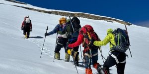 Tempestade de neve no Everest isola milhares de pessoas