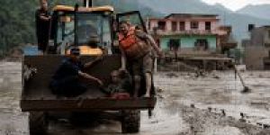 Sobrevivente-e-transportado-em-escavadeira-apos-enchente-repentina-em-Trishuli-no-distrito-de-Nuwakot-no-Nepal