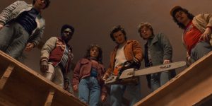 m colorida de Finn Wolfhard como Mike Wheeler, Caleb McLaughlin como Lucas Sinclair, Natalia Dyer como Nancy Wheeler, Joe Keery como Steve Harrington, Charlie H