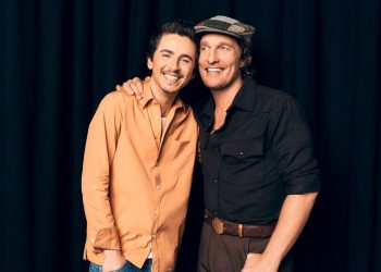 Timothée Chalamet e Matthew McConaughey se reunem em evento exclusivo