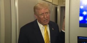 Trump conversa com a imprensa a bordo do Air Force One  • Reuters