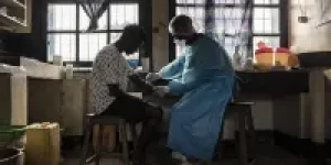 Um-paciente-se-prepara-para-ter-sangue-coletado-para-um-exame-em-um-hospital-em-Mongbwalu-provincia-de-Ituri-Republica-Democratica-do-Congo-como-parte-da-resposta-ao-Ebola