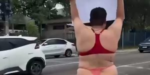 Influenciador desafia limites e desfile inusitado após derrota