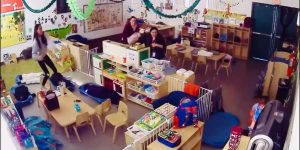 Funcionária é flagrada atacando criança com deficiência em creche
