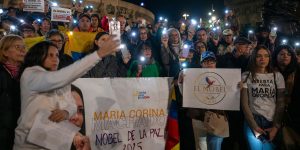 colorida de 200 manifestantes em Barcelona em apoio a Maria Corina Machado