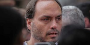 Decisão de Moraes barra visita de Carlos Bolsonaro ao pai no aniversário