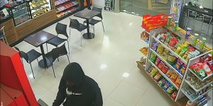 Criminosos fazem família refém e abusam de mulher em assalto