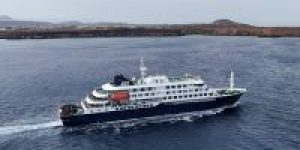 Visao-de-drone-do-navio-de-cruzeiro-MV-Hondius