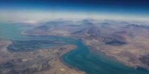 Vista-aerea-da-ilha-de-Qeshm-separada-do-continente-iraniano-pelo-Estreito-de-Clarence-no-Estreito-de-Ormuz