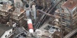 Vista-aerea-mostra-uma-chamine-que-desabou-na-fabrica-da-Nippon-Paper-Industries-em-Yatsushiro-apos-um-terremoto-preliminar-de-magnitude-71-que-atingiu-o-sul-do-pais
