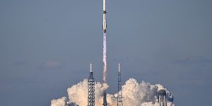 Blue Origin realiza pouso bem-sucedido do foguete New Glenn após lançamento de missão a Marte