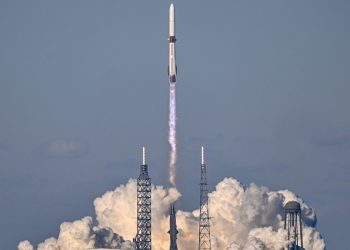 Blue Origin realiza pouso bem-sucedido do foguete New Glenn após lançamento de missão a Marte