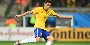 Oscar playing for Brazil during the 2014 FIFA World Cup.