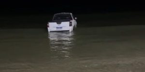 Motorista embriagado invade praia em Florianópolis e entra no mar com carro