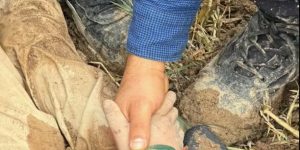 Criança desaparecida é encontrada viva após ser enterrada na Turquia