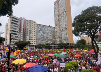 Protestos em defesa da democracia marcam capitais do Brasil