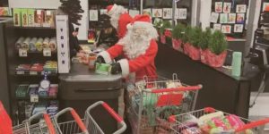 Assalto de Natal: papais noéis e elfos roubam mercado em Montreal