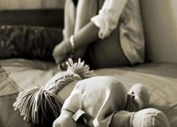 Idoso preso após abusar de criança e exibir conteúdo sexual