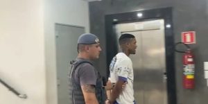 Homem preso após arremessar agente de trânsito de viaduto