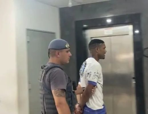Homem preso após arremessar agente de trânsito de viaduto